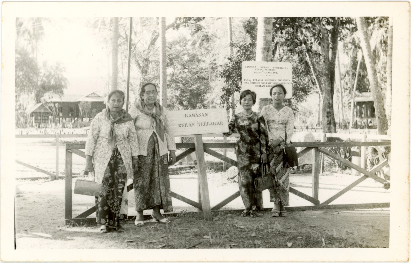 Wanita UMNO at Beras Terbakar 01