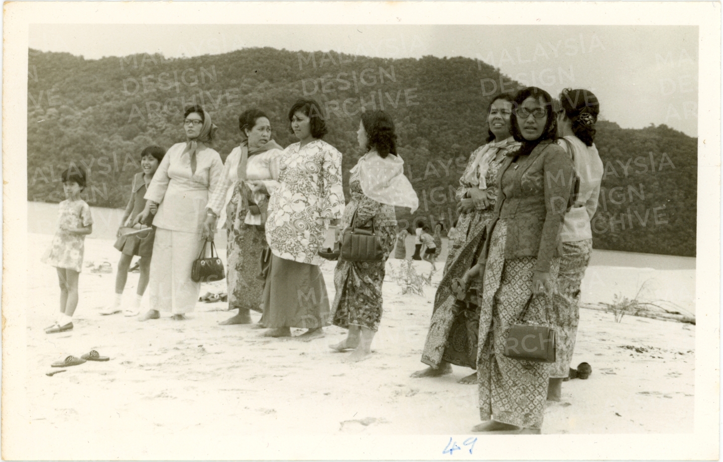 Wanita UMNO and Children by the Beach 02