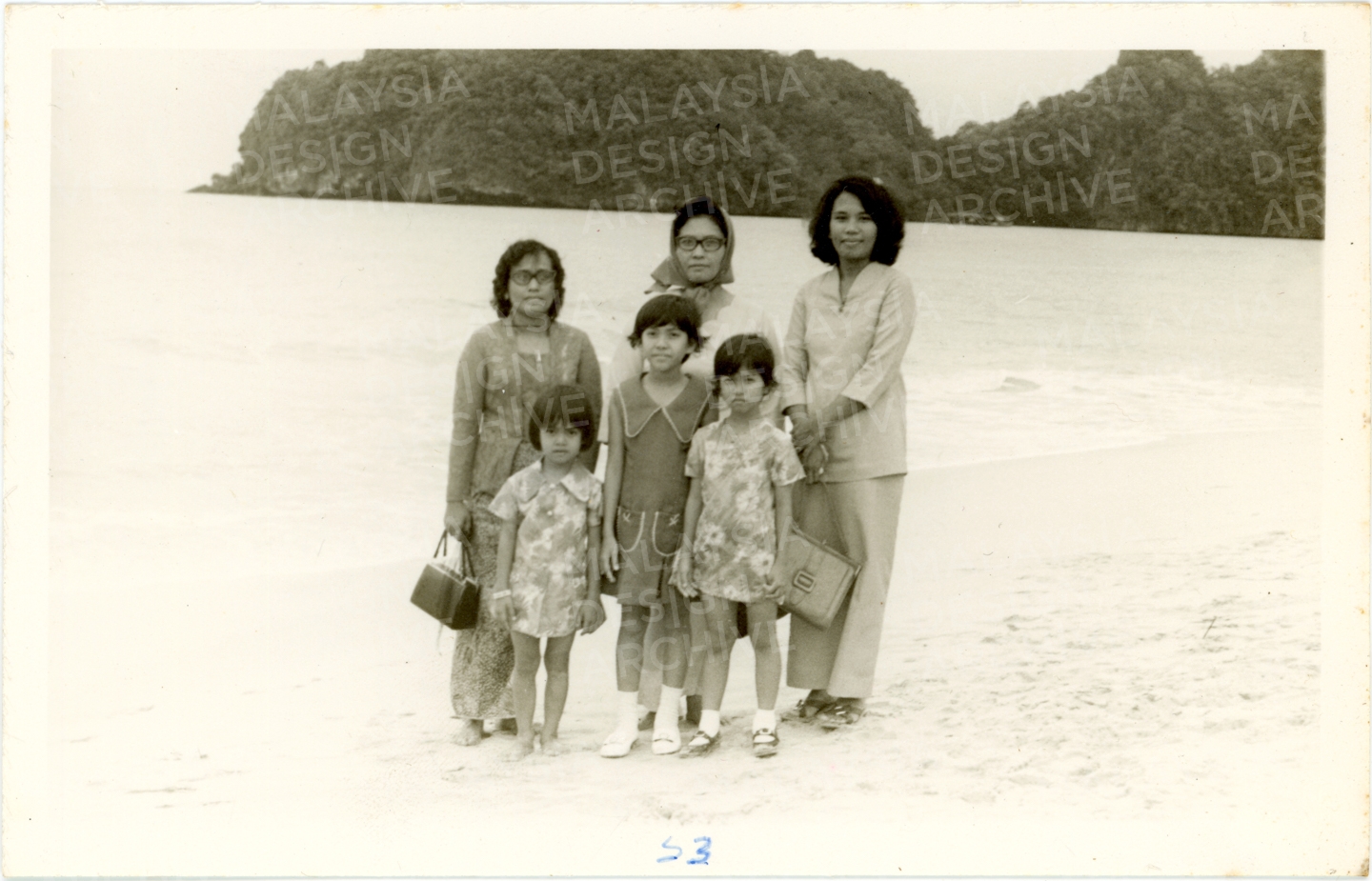 Wanita UMNO and Children by the Beach 03